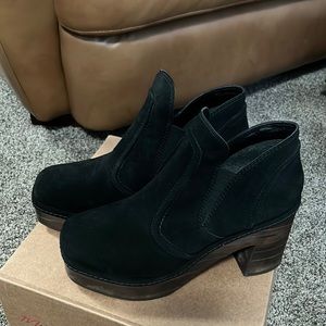 Black suede clogs. Size 10 great condition.